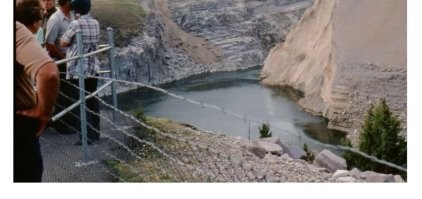 Заборчик из колючей проволокой, чтобы никто к краю не лез, это правильно!