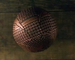 Видел такой шарик на барахолке ,спросил продавца что это? Продавец сказал что нашел на чердаке старого дома. Но где то я его видел, потер его, вроде медь.