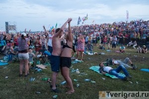 У знакомого дача в Конаковском районе. Очень близко от места проведения данного мероприятия . Он рад что его больше не проводят. Этот свинарник потом месяц разгребают .