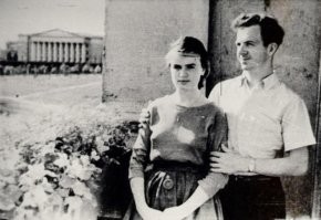 Это Минск на третьем фото. 
Справа дом, где жил Ли Харви Освальд с 1960 по 1962 гг. 
Виден балкон над аркой, где Освальд сфотографировался с Мариной летом 1961 года.