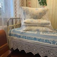 Да, как сейчас помню, в СССР, просыпаешься на такой кровати, на красивом постельном белье в деревне у бабушки, встаёшь, потягиваешься, открываешь ПЛАСТОКНО и вдыхаешь полной грудью чудный деревенский воздух. Школоте не понять!