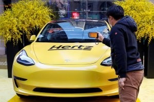 Крупнейший оператор проката Hertz распродает 20 000 автомобилей Tesla

После того, как Hertz, крупнейший оператор проката электромобилей в США, объявил, что избавится от 20 000 авто (сейчас их парк в основном представлен брендом Tesla), и заменит их бензиновыми. Аналитики и эксперты отрасли, такие как iSeeCars.com, считают этот шаг повлияет на рынок подержанных электромобилей и отпугнет покупателей, которые уже присматривались к покупке электромобиля, но могут изменить мнение о покупке из-за более высоких затрат.

Ключевой аргумент против, более высокие затраты, связанные с ремонтом электромобилей и проблемы с приобретением запасных частей. Да и сервис центров, куда можно обратиться, не хватает, что подтвердает генеральный директор Hertz Стивен Шерр.
Шерр также обвиняет Tesla в высоких затратах на ремонт из-за того, что она не предлагает скидки на запасные части даже оптовым клиентам, как это делают другие автопроизводители. Чтобы снизить затраты, Hertz ограничила крутящий момент и скорость электромобилей, отдавала предпочтение опытным водителям, но должного результата это не возымело.

Согласно опросу, проведенному Consumer Reports в прошлом году среди владельцев более 330 000 электромобилей, за последние три года у этих типов автомобилей было выявлено на 79% больше проблем, чем у обычных автомобилей с ДВС. По данным исследовательской компании Canalys, рост продаж электромобилей в Северной Америке, как ожидается, замедлится примерно на 27% в 2024 году.