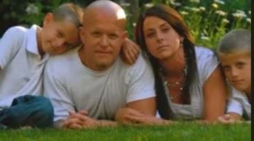 Этот ублюдок убил двоих сыновей и жену, тоже ради любовницы. В Ютубе есть,  название типа ,, История семьи Колман"