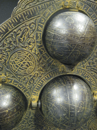 Вот это похоже на прибор, причём не астролябия - прибор для измерения углов небесных обьектов, а скорее всего калькулятор, который позволял быстро определить своё положение по данным той самой астролябии!!!