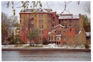 Я конечно не знаю цен на недвижимость в Питере сейчас, но 350млн за две стены, не дофига ли? Учитывая, что больше там ничего нет, да ещё двумя стенами у тебя будут служить смежные дома, которые непонятно в каком состоянии и непонятно, как содержатся и как будут содержаться. Да ещё после пожара. Я даже представить не могу во сколько грохнет реконструкция...