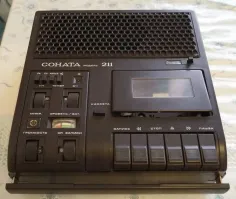 Купил в 81 году. Чудовищный магнитофон. Звук плохой, в сотах динамика все время пыль, крышка кассетоприемника отвалилась через полгода. Единственный плюс - встроенный микрофон, но после того, как послушаешь запись звука лентопротяжки, вместо голоса, то купишь выносной микрофон.
 Денег - 260 р не стоил...