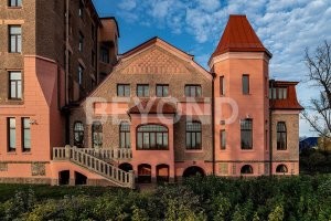Ну так это фото начала двухтысячных. Сейчас здание полностью восстановлено. Ну и ценник в 350 за коттедж в 3 этажа и площадью в 950 квадратных метров наверное адекватная... Хотя, я бы не хотел там жить. В данный момент с двух сторон проходит дорога с очень интенсивным движением. А выглядит он нынче так.