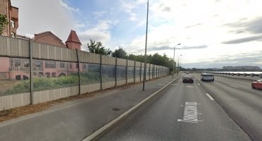 Да оно еще "интереснее" выглядит.

С трехполосной дорогой прямо под окнами.