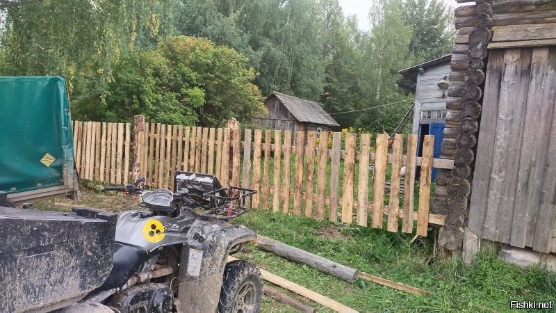 Вот моя деревня. Водопровода нет, туалет - дырка в полу. Мыться в бане. Сосед алкаш)) . Забор ,правда не из штакета. Трактор у Митьки в соседней деревне.