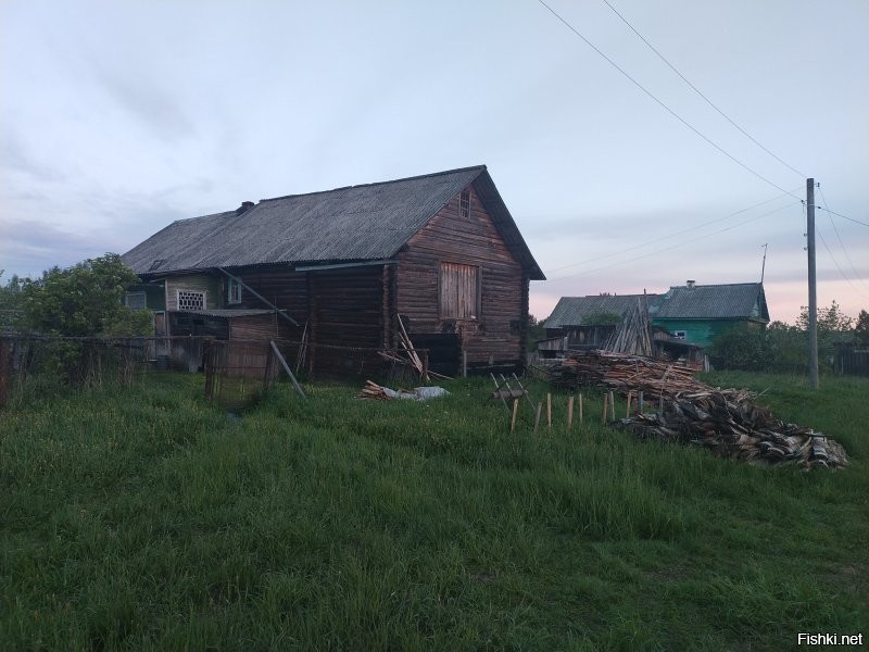 Вот моя деревня. Водопровода нет, туалет - дырка в полу. Мыться в бане. Сосед алкаш)) . Забор ,правда не из штакета. Трактор у Митьки в соседней деревне.