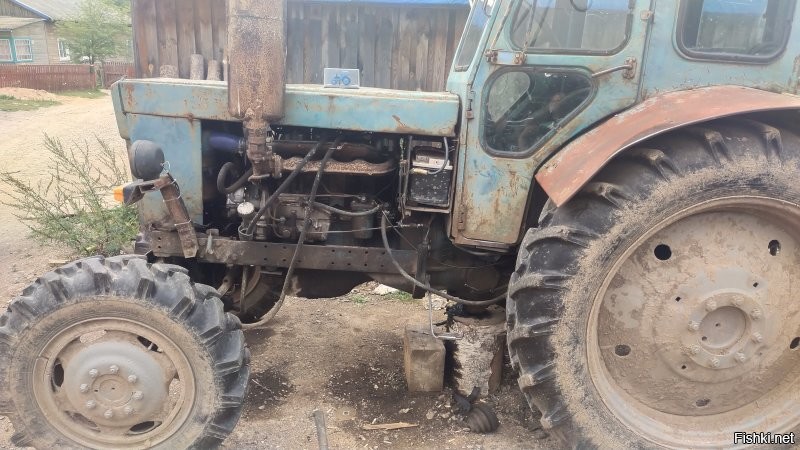 Вот моя деревня. Водопровода нет, туалет - дырка в полу. Мыться в бане. Сосед алкаш)) . Забор ,правда не из штакета. Трактор у Митьки в соседней деревне.