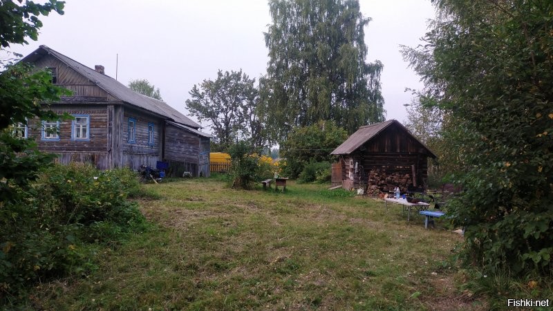 Вот моя деревня. Водопровода нет, туалет - дырка в полу. Мыться в бане. Сосед алкаш)) . Забор ,правда не из штакета. Трактор у Митьки в соседней деревне.
