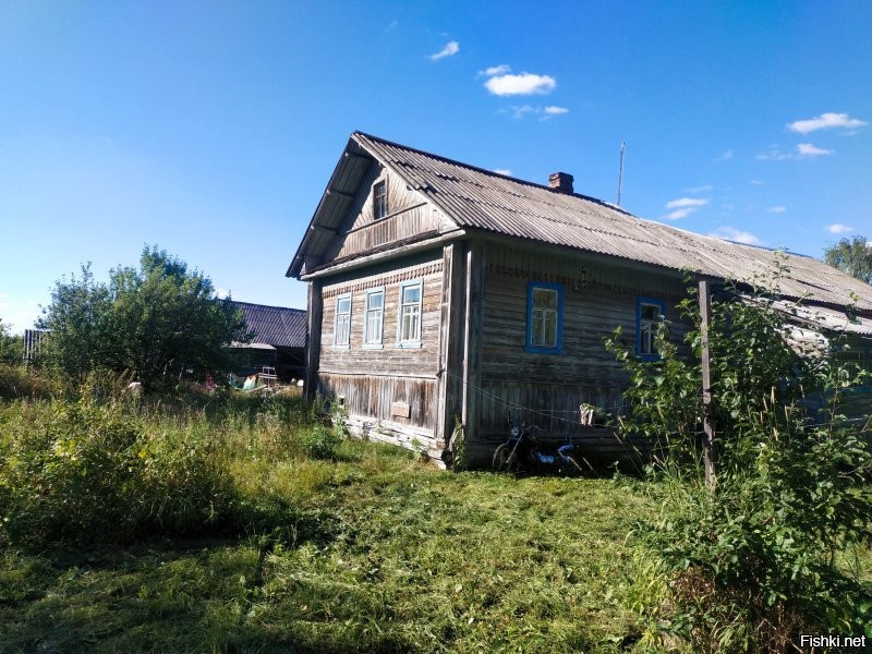 Вот моя деревня. Водопровода нет, туалет - дырка в полу. Мыться в бане. Сосед алкаш)) . Забор ,правда не из штакета. Трактор у Митьки в соседней деревне.
