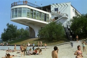 Ресторан в Латвийской ССР Юрас Перле.
Прибалты такие <span style='color:gray'>[мат]</span>... Но ведь интереснее рассказывать, как в сё было плохо в СССР и сейчас в России, чем показывать своё дерьмо