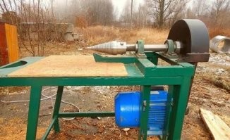 Кстати, о дровах. Делают такие разные забавные конструкции, конический дровокол. Если топить дровами дом ценная вещь, пни ломает на ура. Я на дачу хочу купить такой поменьше, под перфоратор, а то тоже хоть садись.