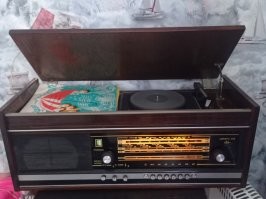 Радио и проигрыватель винила а одном корпусе. Что бы играть винил, открывали верхнюю крышку.