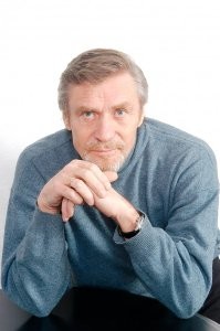 90% творческих личностей-это самовлюбленные, закомплексованные и страдающие нарцисызмом эгоисты! Как правило либо сч говнецом, либо полное говно! Обычно чем ничтожнее, тем дерьмовее! Есть очень редкие исключения из правил! Например вот порядочный, скромный и талантливейший человек: