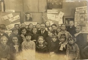 Сохранилась фотография- тут моя тётя в библиотеке на встрече детей с В.Бианки