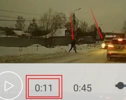 Вы внимательно посмотрите видео. 

Там камикадзе, за полсекунды изменил траекторию движения и выскочил на дорогу. 
А за секунду до этого, он шёл прямо, по тротуару. 
Еще там перекрывают вид сугробы и столб со знаками. 

Я не снимаю вины с водителя, но и пешеход сделал всё, чтобы его сбили.