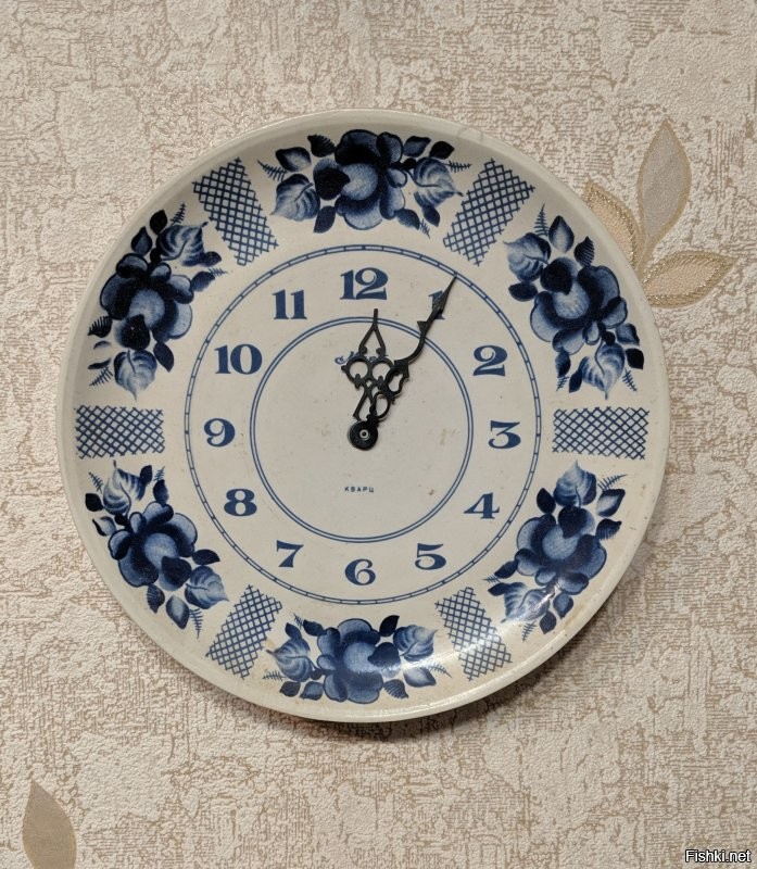 "Сковорода" (мех.)-  очень небольшая серия.  А вот этот сувенир - "Часы-тарелка"(кварц), уже выпускался большой серией.