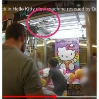 Всё бы им раздолбить чего-нибудь. Этот замок элементарно снимается при помощи канцелярского ножа. И можно было не пугать ребёнка. Даже просто отогнув планку, можно было сдвинуть стекло в сторону.