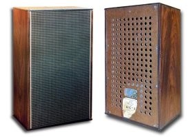 К "211-й" колонки докупать не нужно было – они уже шли в комплекте.  Простенькие совсем, но – были, в двух вариантах: