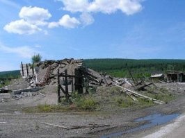 А вот и история фотографии с продолжением(((

Сегодня мы в бывшем поселке Дюгабуль. Остался только разъезд. Раньше здесь был большой поселок и больница. Точнее сказать единственная венерическая больница на БАМе. Сама ж. д. станция, Дюгабуль с эвенкийского : дюгадак   летнее стойбище, летовка ; др. вариант: с якутского дюгабуль – старая гарь, т. е. поселок был основан на том месте, где когда-то горела тайга .Поселок находинся на берегу р. Нюкжи и основан в июле 1977 г. Я Вам скажу честно, от железной дороги далеко до поселка идти.рискованно там находится одному, более того. Наверное безрассудно. Там проходят несколько медвежьих троп.Сравнительно недавно погиб ужасной смертью парень с Хабаровска, работавший в бригаде, производивший ремонт моста.Еще место на 2066км.6пикете.Три шестерки.Мистика да итолько. Я делал фото только с ж. д. станции. Остальные несколько фото поселка с соц. сетей. Не думал, что они вообще есть тут. За БАМ мало, что написано. В общем, чем богаты…