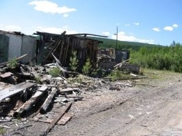 А вот и история фотографии с продолжением(((

Сегодня мы в бывшем поселке Дюгабуль. Остался только разъезд. Раньше здесь был большой поселок и больница. Точнее сказать единственная венерическая больница на БАМе. Сама ж. д. станция, Дюгабуль с эвенкийского : дюгадак   летнее стойбище, летовка ; др. вариант: с якутского дюгабуль – старая гарь, т. е. поселок был основан на том месте, где когда-то горела тайга .Поселок находинся на берегу р. Нюкжи и основан в июле 1977 г. Я Вам скажу честно, от железной дороги далеко до поселка идти.рискованно там находится одному, более того. Наверное безрассудно. Там проходят несколько медвежьих троп.Сравнительно недавно погиб ужасной смертью парень с Хабаровска, работавший в бригаде, производивший ремонт моста.Еще место на 2066км.6пикете.Три шестерки.Мистика да итолько. Я делал фото только с ж. д. станции. Остальные несколько фото поселка с соц. сетей. Не думал, что они вообще есть тут. За БАМ мало, что написано. В общем, чем богаты…