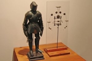 "С помощью этого механизма рыцарь мог двигать конечностями и головой, садиться и ходить."
Ага, даже ходить?  
Ага, а ещё говорят, что одна из служанок Людовико Сфорца даже забеременела от этого Робота-рыцаря