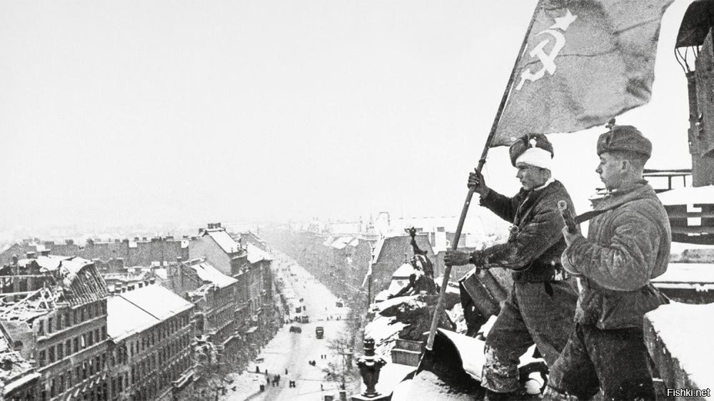 Пусть выберет другой город. Этих товарищей всё равно не перплюнуть.

Старший сержант В. Костылев и младший лейтенант А. Пермяков устанавливают советский флаг над Будапештом (февраль 1945).