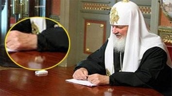 По-настоящему крутые пацаны сдвигают мешающие часы в параллельное измерение...