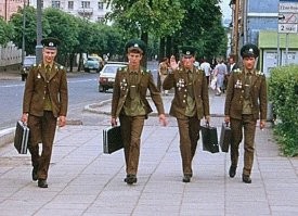 Погранцы! Прикольно! Брат у меня в 88-м из Афгана с таким дипломатиком прибыл! В нем дембельский альбом, блок мальборо, тельник и запасные носки...Правда еще брезентовый мешок был, со всякой херней из дукана!