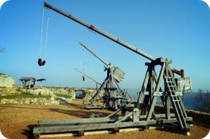 И хочется, и колется: мигранты пытаются найти брешь в границе США