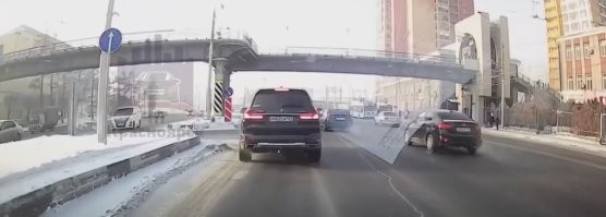 Там знак "Движение только прямо". Походу бмвшники включают поворотники только когда хотят что-то нарушить, тем самым предупреждая нормальных водителей. Половоду это не помогло, потому что он тоже идиот клинический
