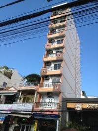 когда впервые побывал в Наме, давным давно, такие дома торчали как спички, эт сейчас они сплошняком подпирают друг друга, ну в большинстве случаев, а до этого реально пугающе узкий дом в 9 этажей, но длиииииинный