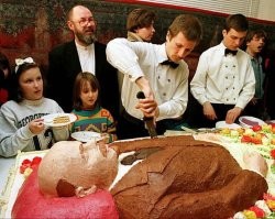 Когда на чай должны прийти коммунисты, а ты обещал шикарный торт!