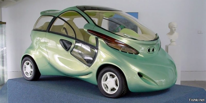 «Рапан» (1998 г.)Кстати электрокар.

В конце девяностых мода на биодизайн уже начинала сходить на нет, но вазовский концепт все равно произвел фурор на автосалоне в Париже. Дизайн в стиле знаменитого Колани, стеклянная кабина-колпак и сдвижные двери по-настоящему удивляли. У машины был ровный пол, кресла поворачивались, а руль с фиксированной центральной частью и встроенными приборами при выходе автоматически поднимался. Наконец, Рапан был электрокаром. Агрегаты и батареи были заимствованы у электрической «Оки», которая и сама не была серийной. Предусматривался и вариант с привычным ДВС, но инвесторов ни на тот, ни на другой не нашлось. Единственный прототип остался в музее завода.