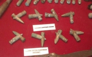 Половина интернета спорит, что это пули из битвы при Gallipoli 1915 года, т.е., ПМВ. Вторая половина не менее жарко настаивает, что это пули именно с полей боёв за Сталинград. Дескать, настолько жаркими были бои, так тесно пулям было в воздухе, что сталкивались в полёте друг с другом.
На одной пули чётко читаются следы от нарезов в канале ствола. из которого она, собственно и была выпущена. А что же со второй ? А ничего ! Гладкая. Читал забавные версии, что она ( вторая пуля) могла быть выпущена из гладкоствольного оружия )) Я бы по советовал бы им ознакомится с конструкцией пуль для гладкоствольного оружия.

Итак, что мы имеем ? Одна пуля была выстрелена а вторая нет, как же они встретились ? Да очень просто ! Вероятнее всего, пуля попала в патрон, который в свою очередь, находился в кармане, подсумке, в ящике с патронами и т.п. Куда же делась гильза ? Ударом пулю вполне могло вырвать из гильзы.
Вообще,  таких столкнувшихся друг с другом пуль в музеях ни одна и не две. Но именно первая приведённая, так будоражит всем кровь и вызывает яростные интернет споры.