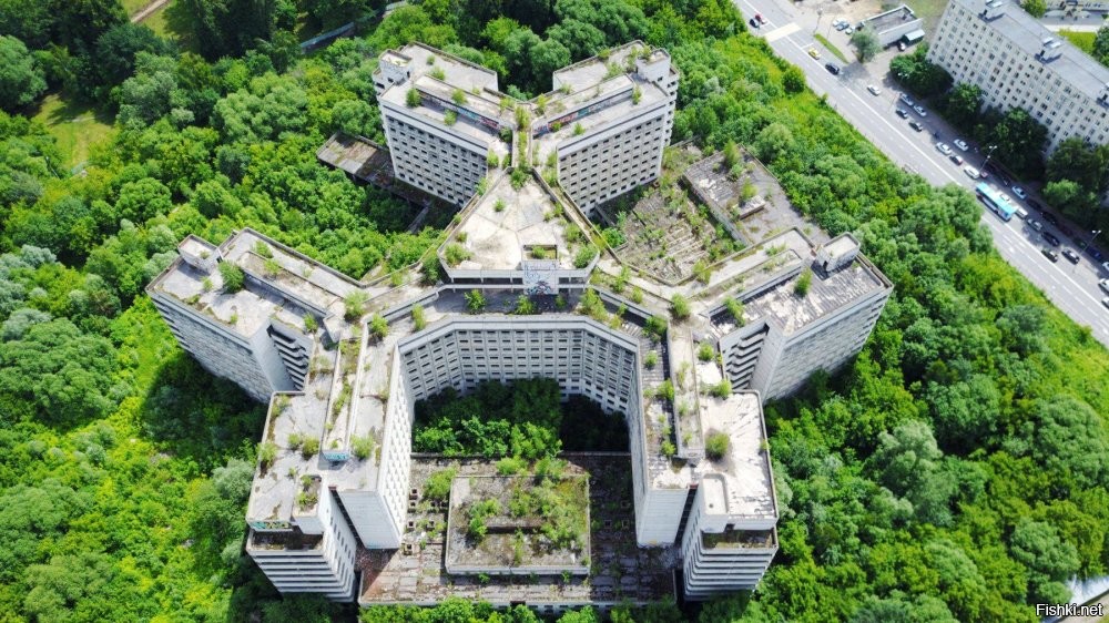 Не менее легендарная и зловещая Ховринская заброшенная больница (Москва) Амбрелла.
Годы строительства 1980 1985 годы, снесена в 2018 г.