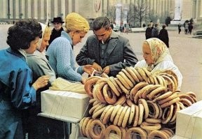 Вкусняшки, а запах....  Сейчас бы санитарные инспекторы в обморок упали от такой антисанитарии.