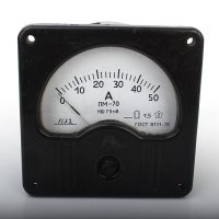 Как всегда, составители задания использую свою собственную логику, не озвучивая кучу дополнительных, но важных для правильного решения задачи условий.

1. Если амперметры принимать идеальными, то задача не имеет смысла, потому что сопротивления их равны нулю (у всех), а это значит, что между клеммами источника тока сопротивление всегда будет равно нулю вне зависимости от состояния диода (открыт или заперт) т.е. можно тыкать пальцем в небо сколько угодно, пытаясь найти распределение тока между несколькими параллельно подключенными ветвями с нулевыми сопротивлениями. 

2. Конструкция реального амперметра содержит в себе шунт, включенный параллельно измерительному механизму. См. картинку. Т.е. ток через амперметр будет течь всегда, вне зависимости от полярности его подключения. 

3. Ток-то будет течь, а вот что покажет амперметр - это вопрос, на который не ответить без дополнительной информации. Которая не задана в условии.
Потому что, если, например, амперметр - стрелочный, то при смене полярности протекающего через него тока стрелка упадет на ноль и попытается уйти в значения, меньшие нуля. У реального стрелочного амперметра стрелка будет показывать в силу механики его конструкции что-то, меньше нуля. Но вот угадать это значение не получится, ибо все амперметры чуть-чуть разные. А по шкале отсчет снять тоже не выйдет, ибо отрицательные отсчеты там не предусмотрены. См картинку.

4. Сопротивление реального диода тоже не нулевое в закрытом состоянии, и нелинейное (т.е. зависящее от силы протекающего через него тока) в открытом состоянии.
Про характеристики диода в условии задачи не сказано ни слова, значит, ученик имеет право принимать любые (на его усмотрение и выбор) допущения. И все они будут правильными, ибо задача его не ограничивает. См картинку про реальный диод.

Соответственно, картинки тоже могут получиться сильно разными. И все они будут правильными, т.е. единственного правильного ответа задача не имеет.