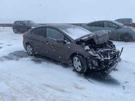 Нет, Серёжа, из-за отсутствия мозгов у некоторых особей, человек погиб.
2 января этого года я стал участником такой же аварии на 270 км всё той же М4. Тогда было 27 автомобилей, и в тот момент было очевидно всем, что причиной этого стали именно не чищенная трасса платного участка и сильнейший буран. Машины побило знатно, половина была, что называется, тотал, однако ни одного пострадавшего, кроме 4х, которым потребовался психолог.
А всё это потому так вышло, что скорости были низкие. Все соблюдали рекомендации ГИБДД в подобной ситуации, но свежий ледяной снег, слоем в 5 см, выпавший на голый лёд сделали своё дело. Я залез под раму Прадика на скорости 20 км/ч. У меня даже подушки безопасности не сработали, но результат можно увидеть на фото: машина там и закончилась.
Потому не следует обвинять кого-либо в отсутствии мозгов или чувства самосохранения.