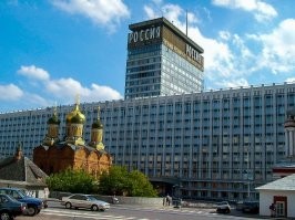 «Росси я»   московская гостиница в историческом районе Зарядье, действовавшая до 2006 года. Возведена в 1964 1967 годах по проекту архитектора Дмитрия Чечулина на готовом стилобате недостроенной восьмой высотки. В начале 1970-х гостиничный комплекс был включён в Книгу рекордов Гиннесса как крупнейший в мире. 25 февраля 1977 года в здании произошёл крупный пожар, в результате которого погибло 42 человека, более 50 получили ожоги и травмы, а сама гостиница сильно пострадала. Были подготовлены проекты по модернизации здания, но в итоге в первом десятилетии 2000-х его демонтировали. С 1 января 2006 года гостиница «Россия» была закрыта, а к 2010 году снесена.