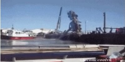 Дебилы! Ну хоть катер не пострадал.