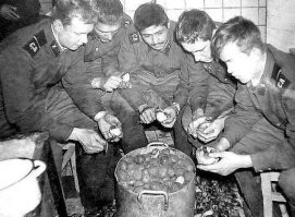 Если что, то картошку в армии чистили ложками, ибо ножи были только у повара под "замком".  Да, и то, когда картофелечистка сломается.