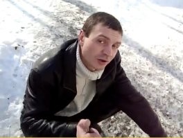 Сидящий "на кортах" кот размышляет о жизни