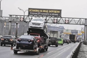 Одно правило? Одно единственное, но только про это нарушение и пишут громадными буквами на этих дорогах.
Понять-простить? Из-за этого "не выставившего знак" массовое ДТП.