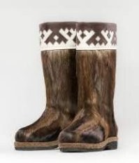 Хорошую собаку на шапки не пустят, а на торбасы олени идут.