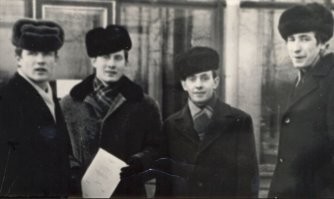 Сейчас меховые шапки не в моде.
Это в 60е на ура бы пошли.