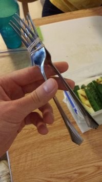 Хитрость для тех, кто так и не научился пользоваться палочками для еды